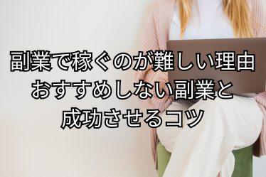 女性が緑の椅子に座ってパソコン作業をしている