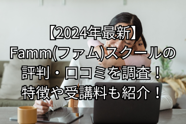 家のダイニングテーブルで背中から首に手を回してくる娘を背負いながら、パソコンとタブレットで仕事をする母親